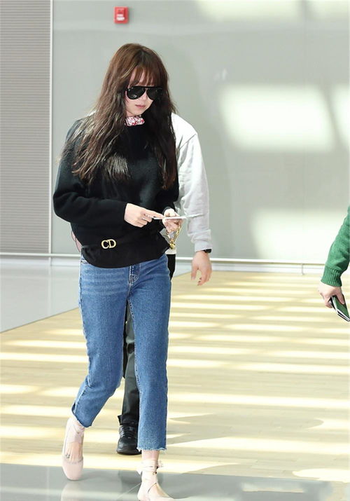 孔孝真 以卫衣九分裤诠释随性帅气，天然美女的时尚真章